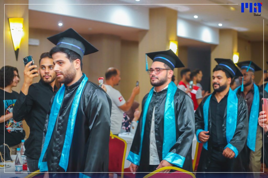 Étudiants du MIT en soutenance de projet de fin d'études